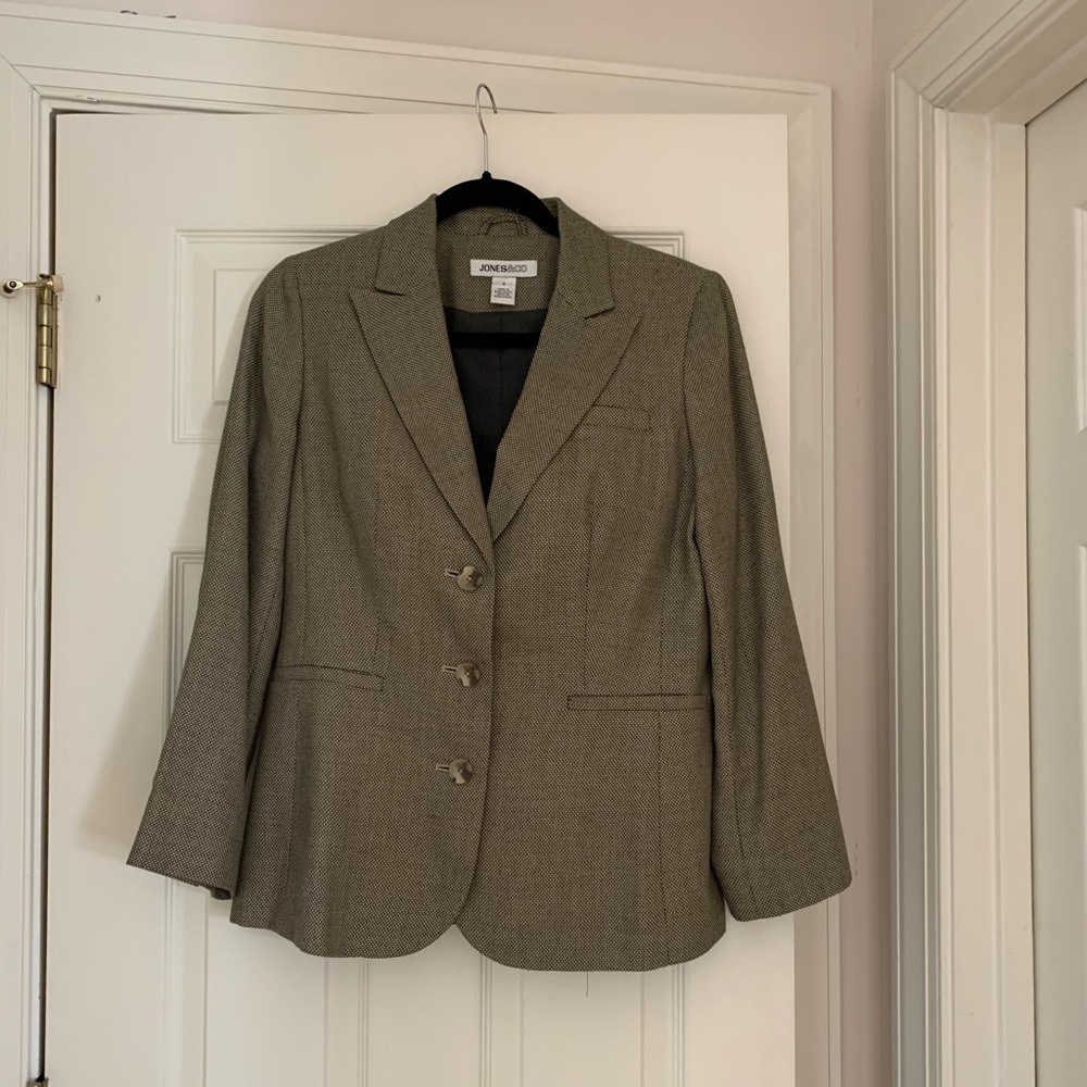 Classic style Jones and Co jacket. Size 8. Fully lined with inside pocket.